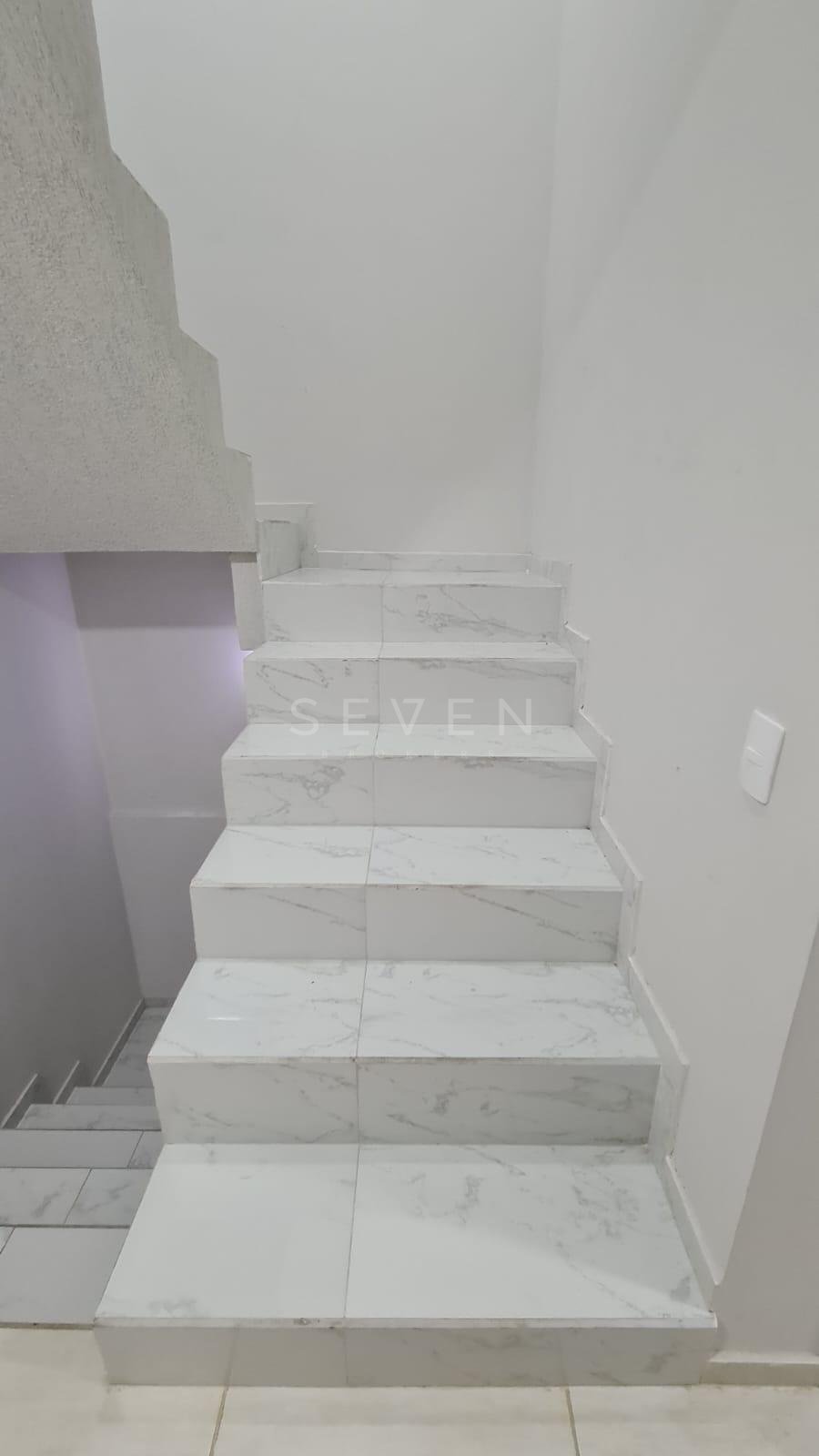 Sobrado Amplo no Condomínio Dona Hilda  6 Quartos, Churrasquei...