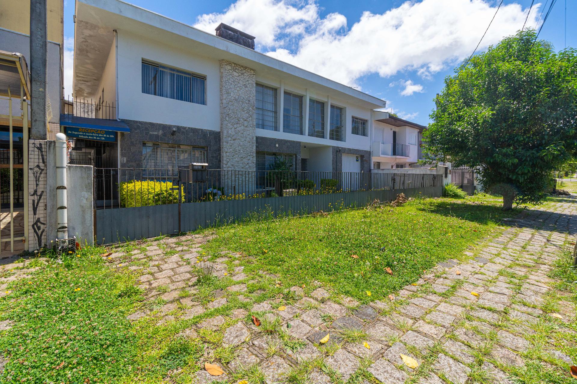 Casa ampla no Alto da XV  400m , 04 suítes, edícula com churra...