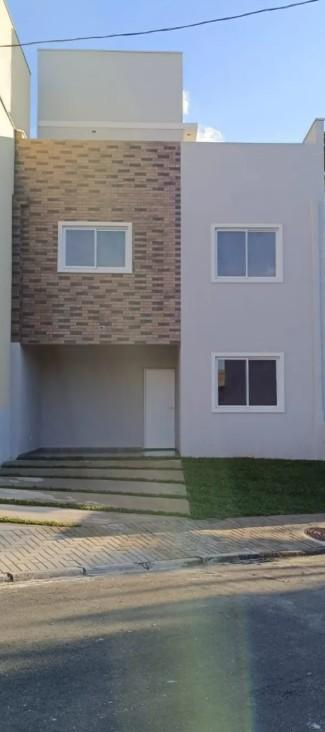 Sobrado Triplex em Condomínio Fechado com 4 Dormitórios e Terraço