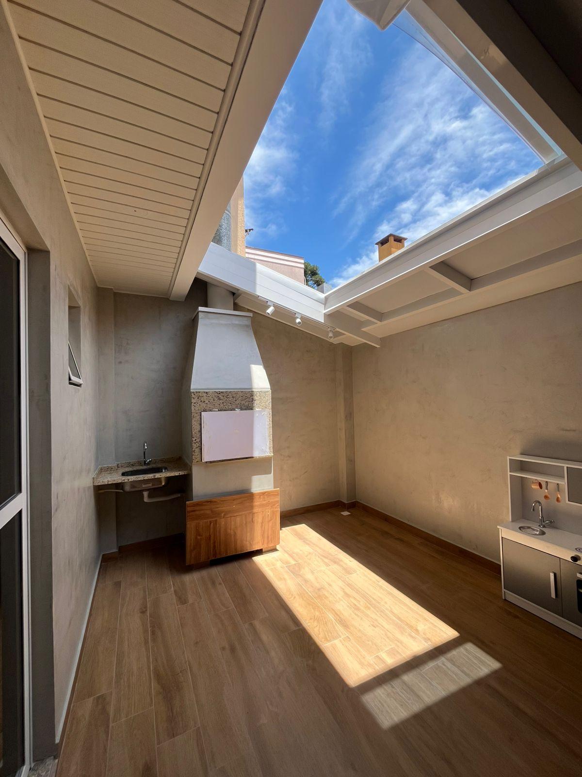 Sobrado à venda no Novo Mundo | 3 quartos, suíte, churrasqueir...