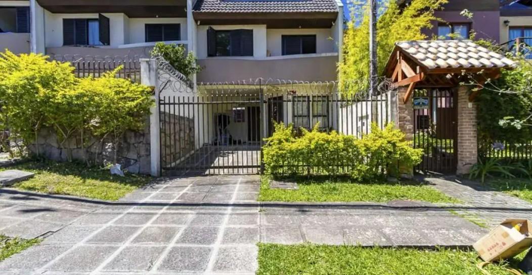 Sobrado Triplex no Mercês | 3 Quartos, Suíte com Hidro, Ático com Churrasqueira