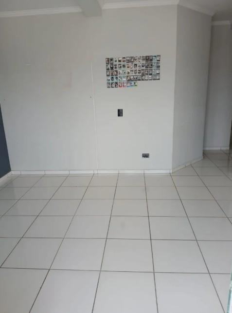 Apartamento com sacada, 2 quartos e vaga a 5 min do centro