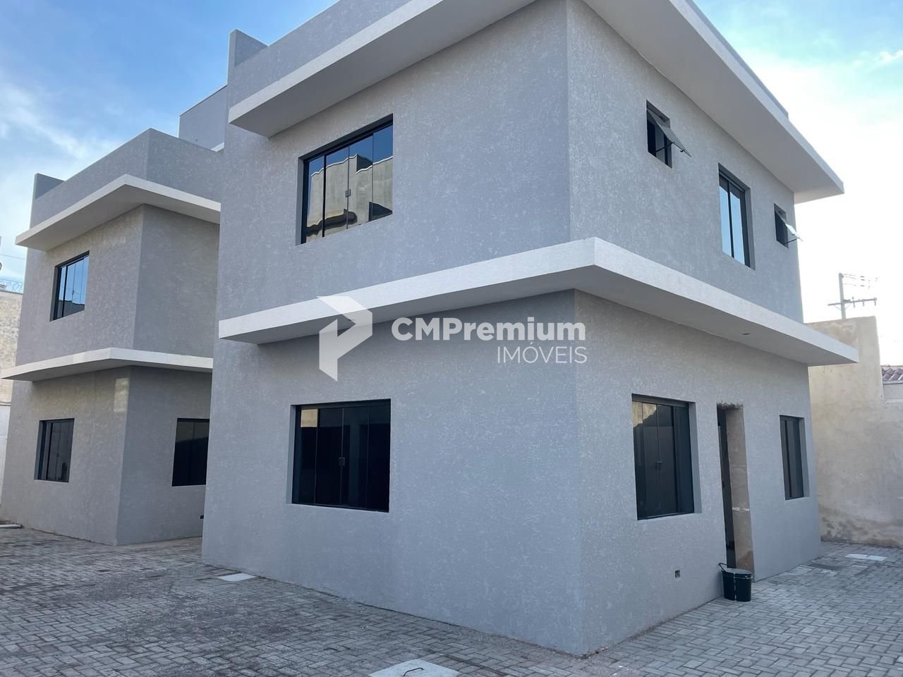 Sobrados Triplex a venda no Bairro Hauer valor de R  635.000