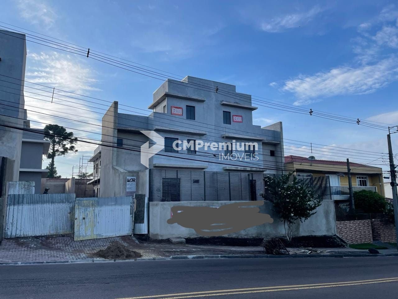 Sobrados Triplex a venda no Bairro Hauer valor de R  635.000