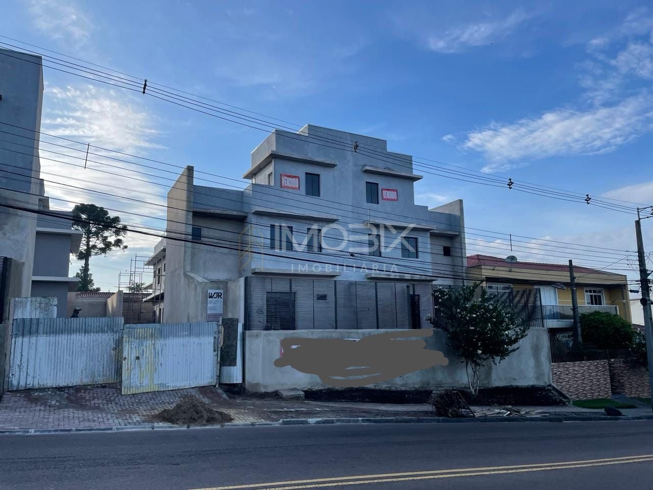 Sobrados Triplex a venda no Bairro Hauer valor de R  635.000
