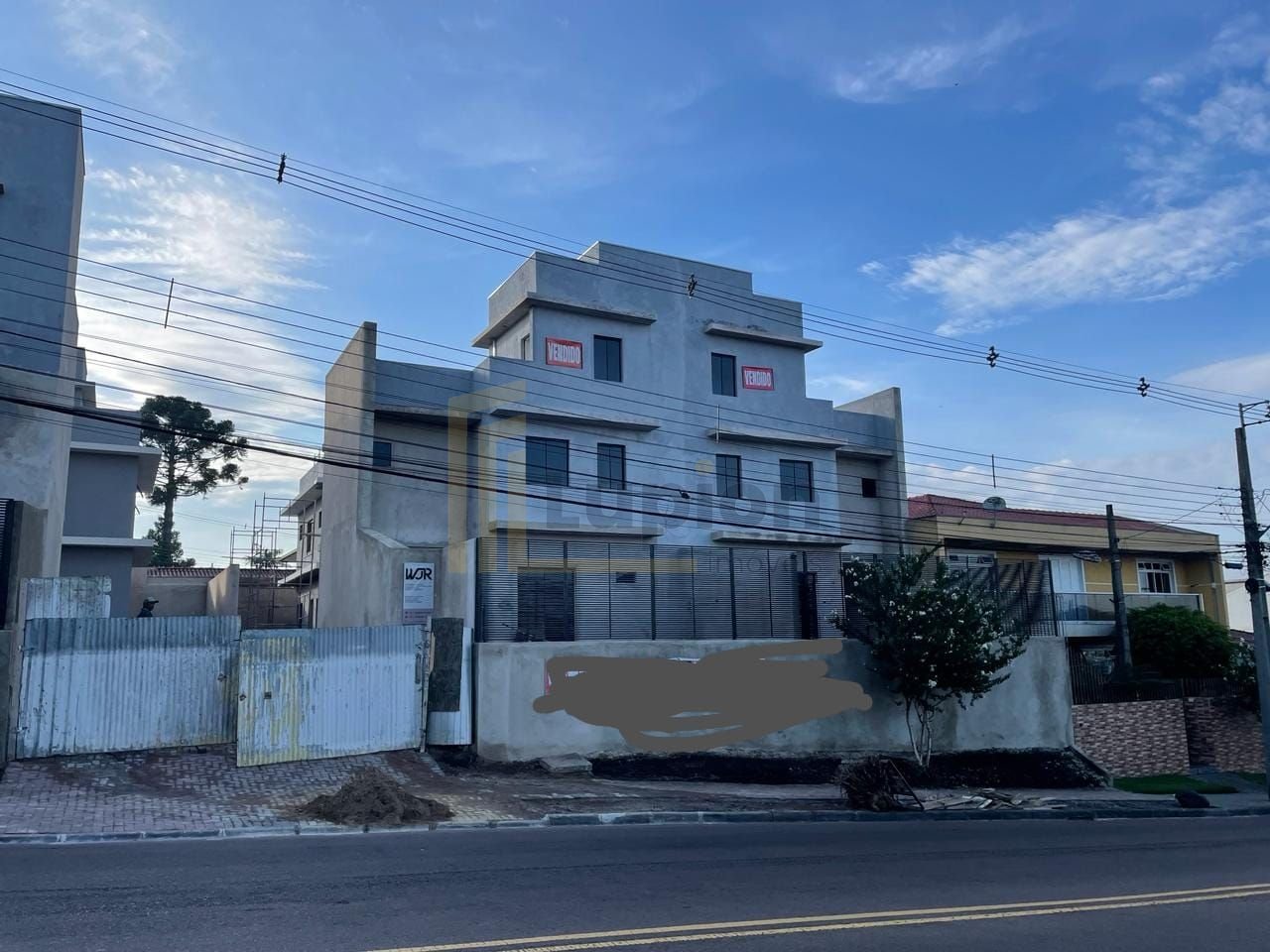 Sobrados Triplex a venda no Bairro Hauer valor de R  635.000