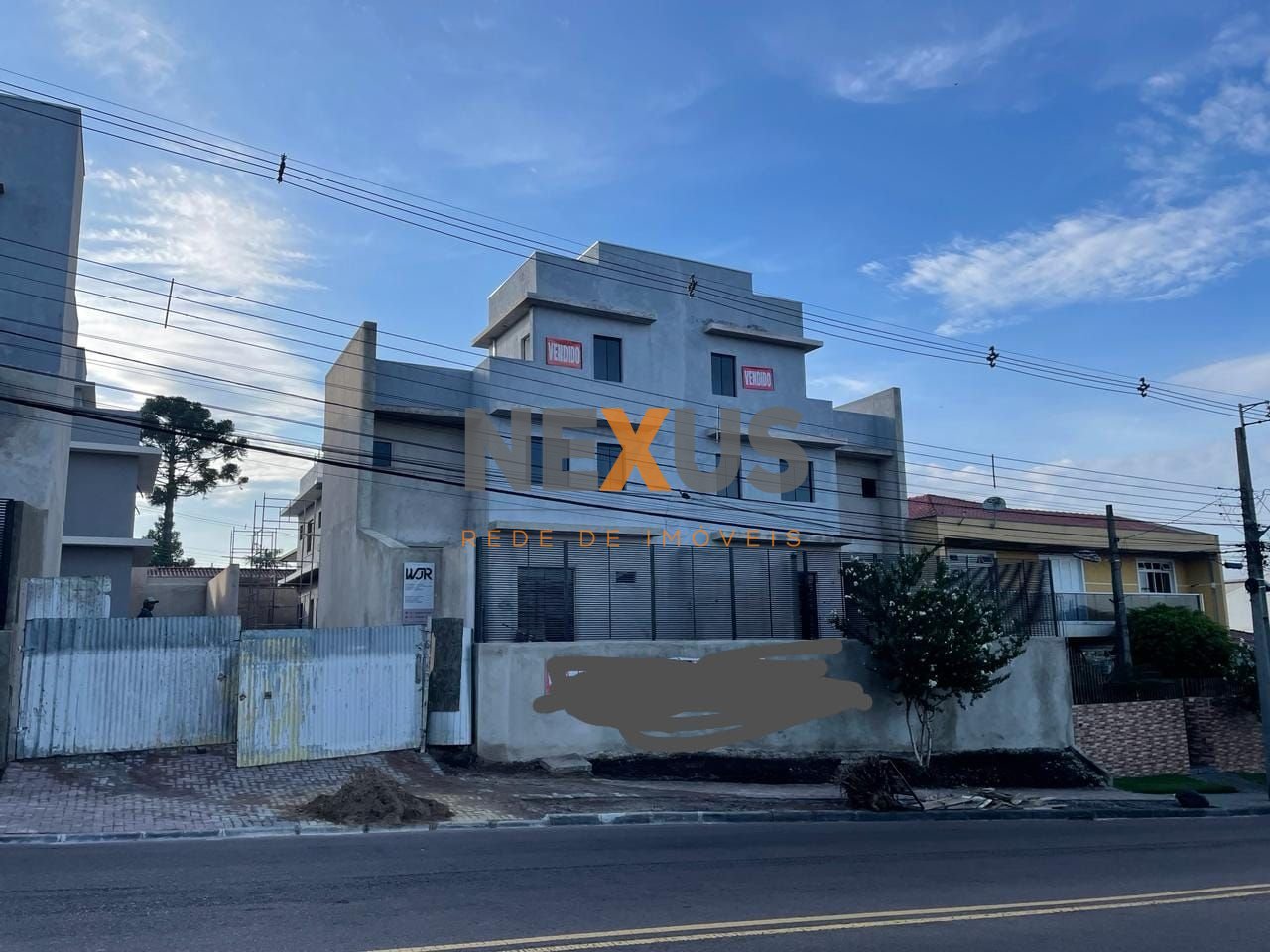 Sobrados Triplex a venda no Bairro Hauer valor de R  635.000