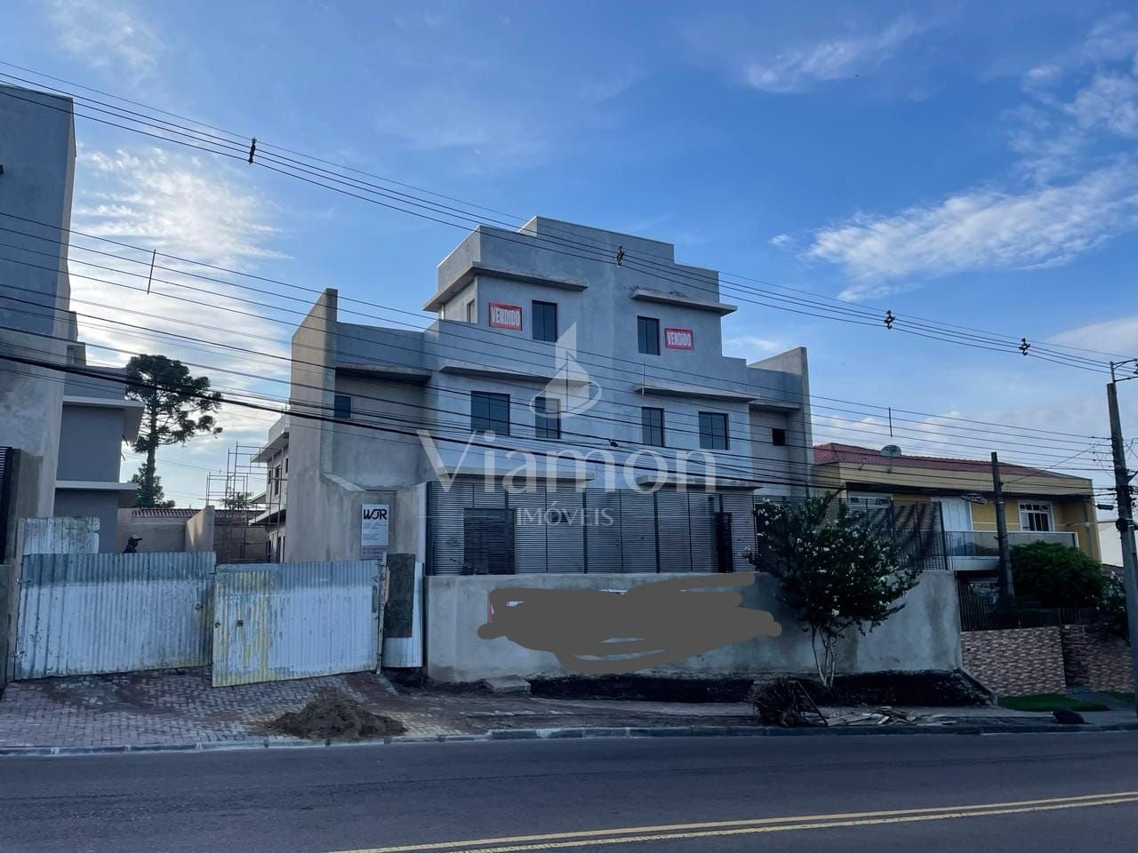 Sobrados Triplex a venda no Bairro Hauer valor de R  635.000