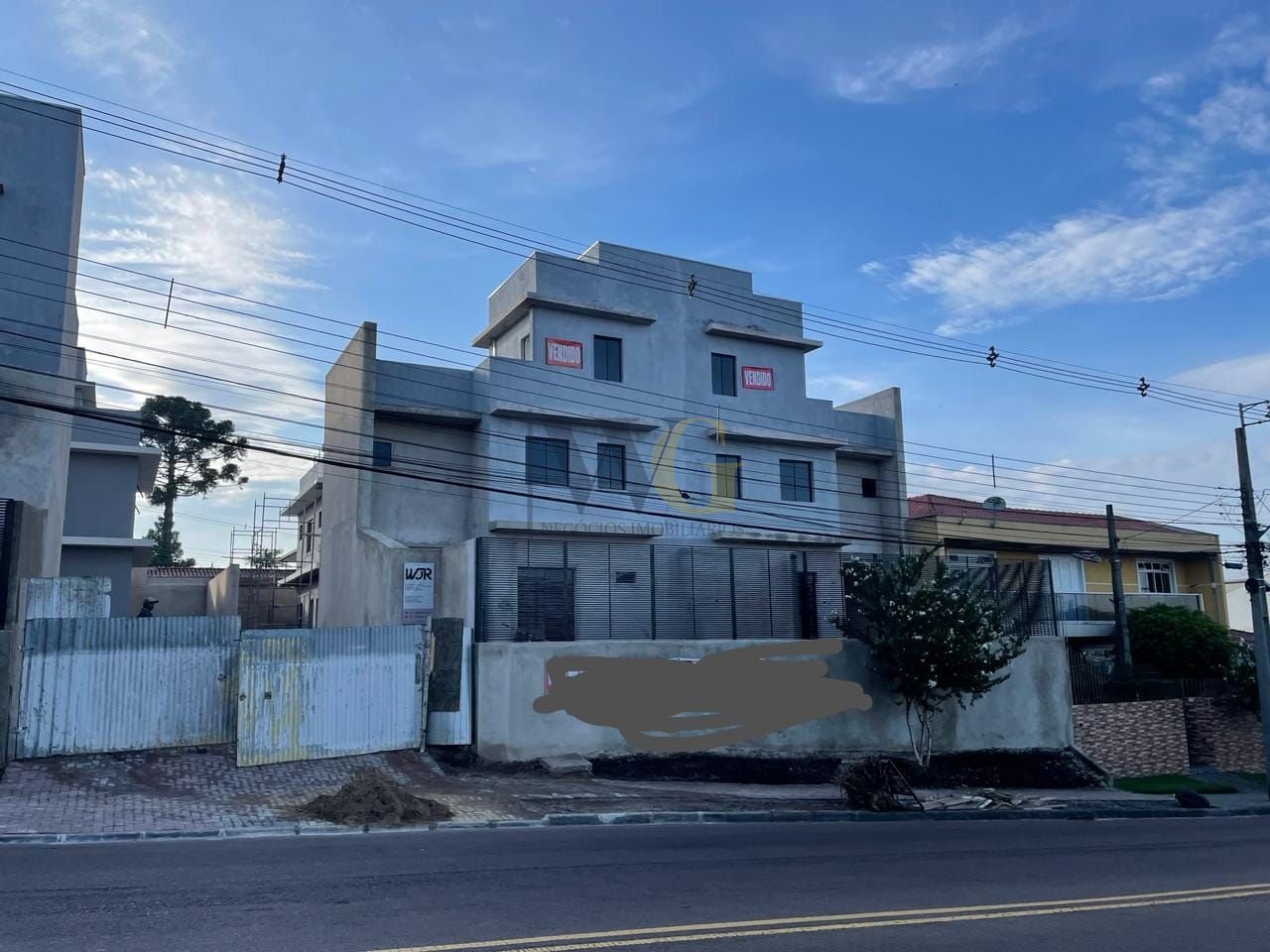 Sobrados Triplex a venda no Bairro Hauer valor de R  635.000