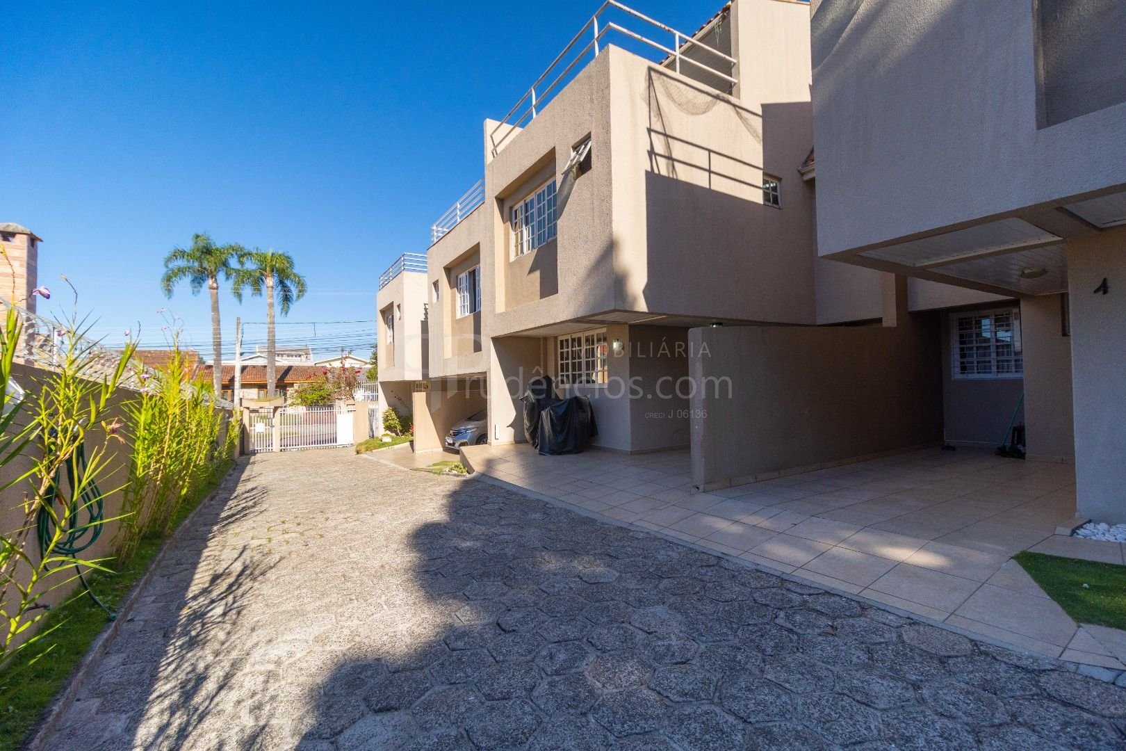 Sobrado Triplex 129m  em Condomínio Fechado no Portão  Seguran...