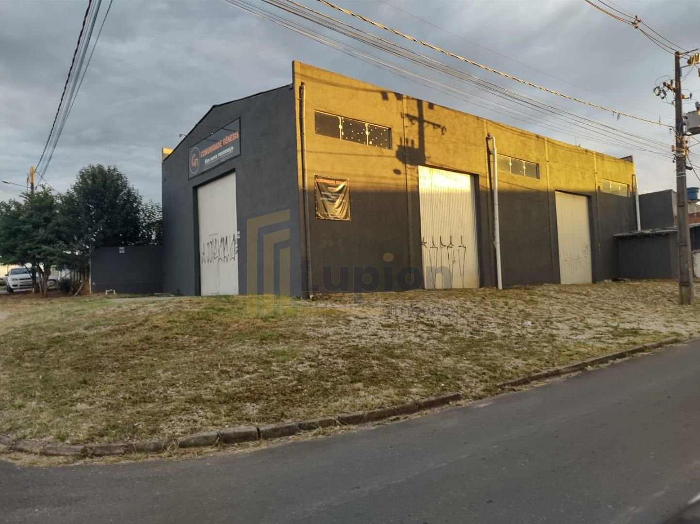 Barracão à venda, 320 m  por R  960.000,00 - Eucaliptos - Faze...