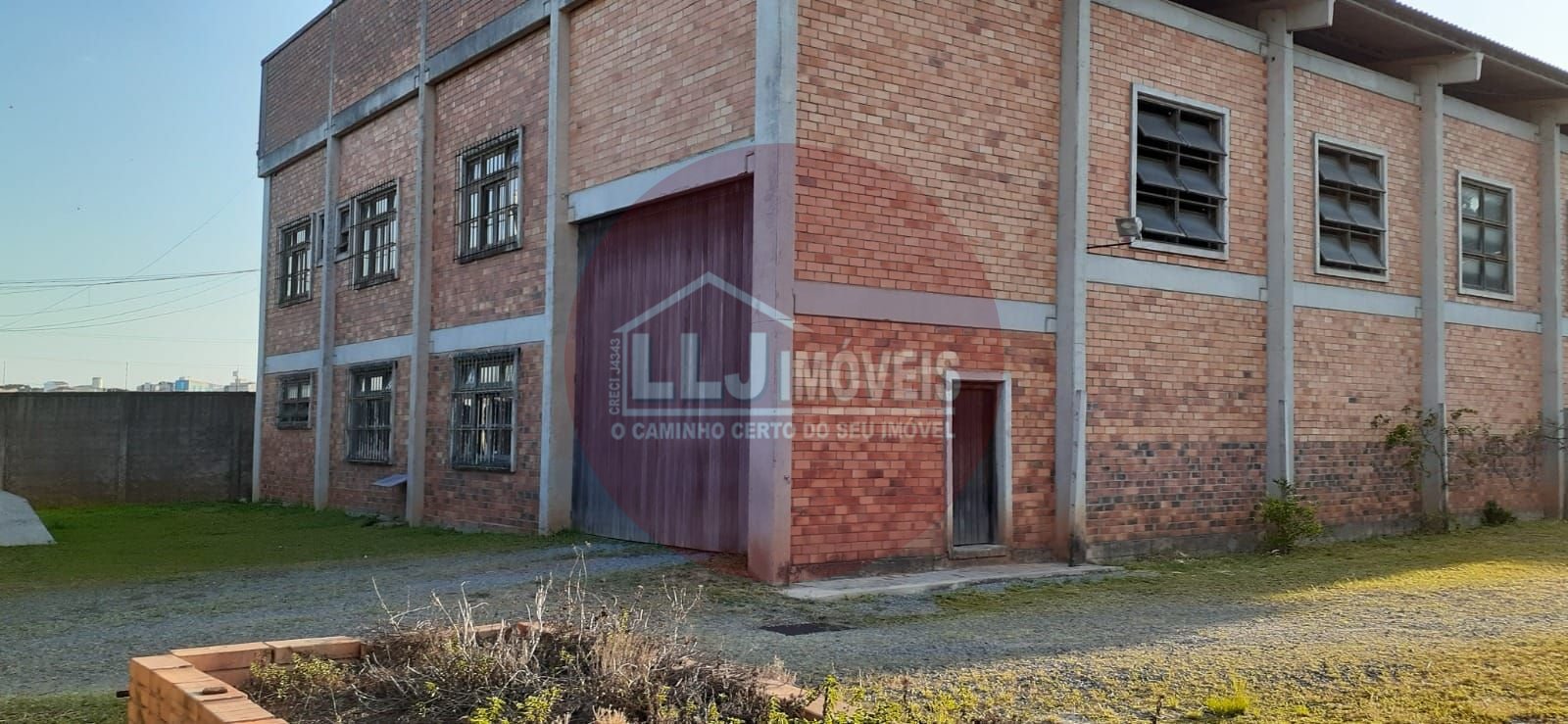Barracão na Cidade Industrial com 1.075m , Pátio Amplo e Escritórios