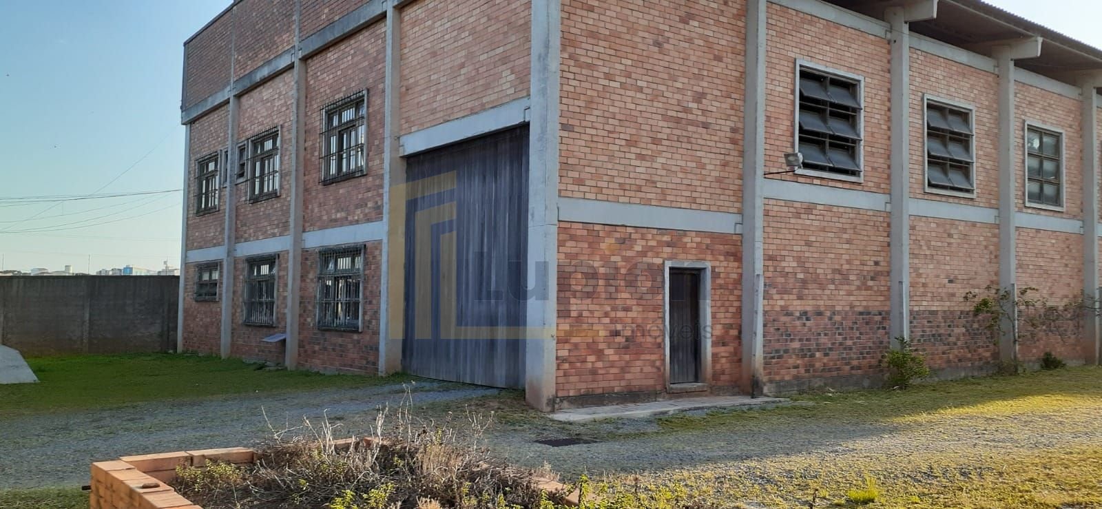 Barracão na Cidade Industrial com 1.075m , Pátio Amplo e Escri...