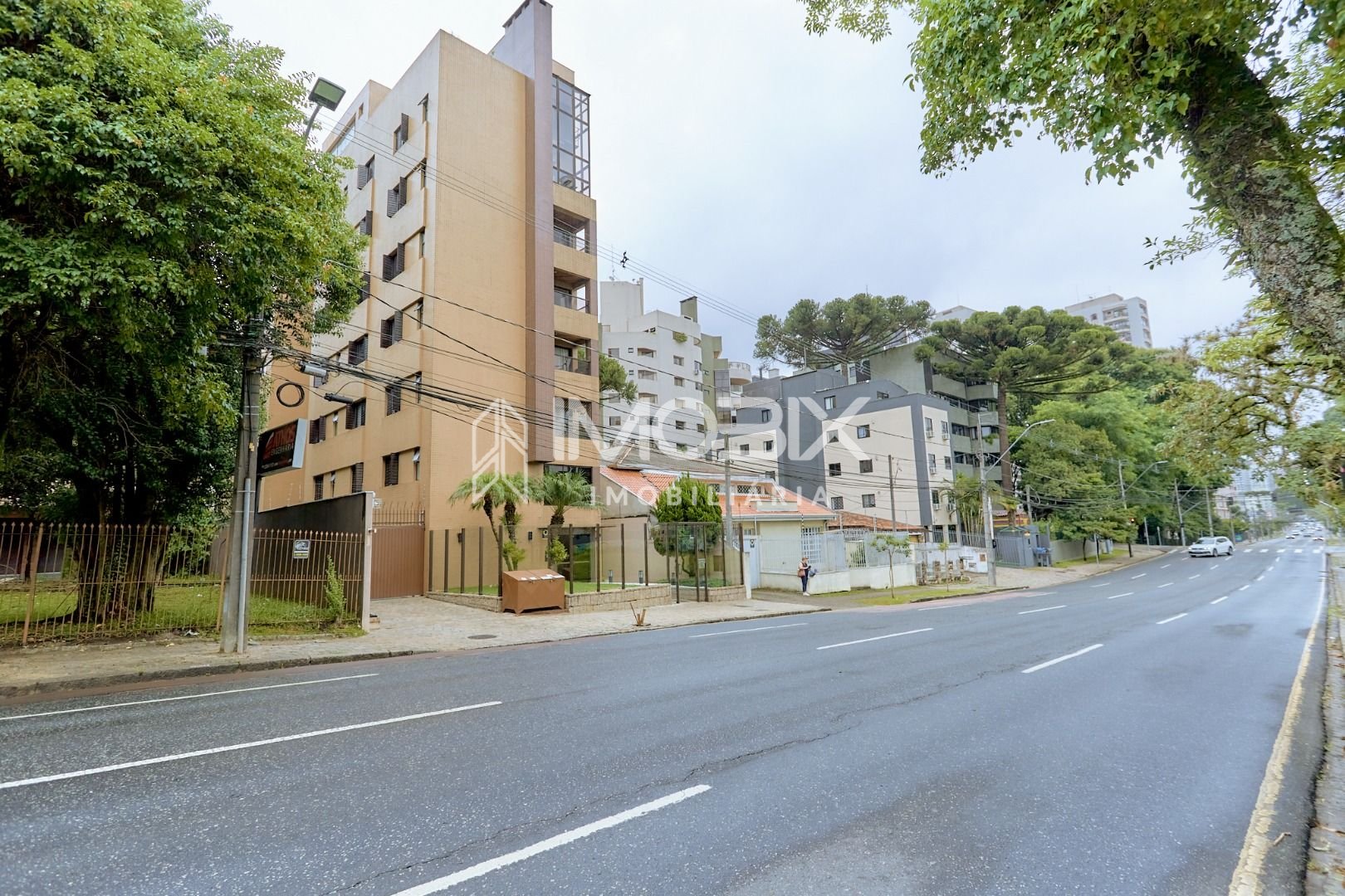 Apartamento no Cabral com lareira e sacada com churrasqueira. ...