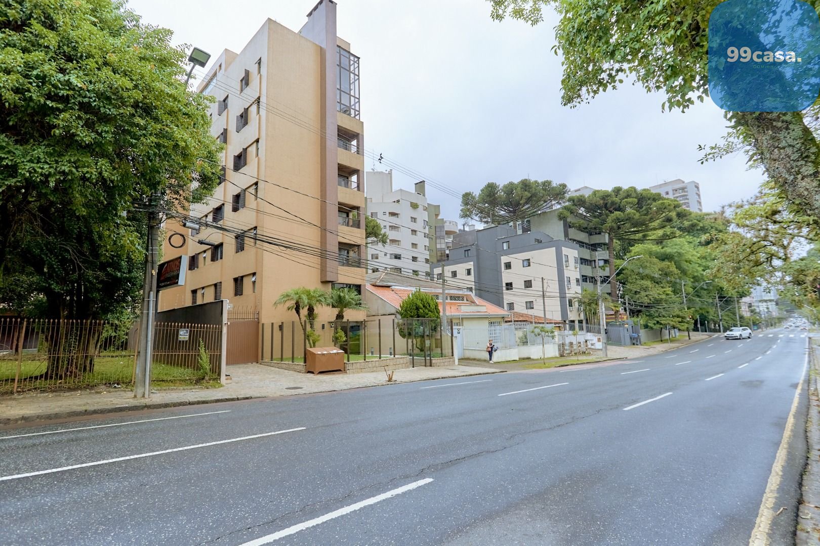Apartamento no Cabral com lareira e sacada com churrasqueira. ...