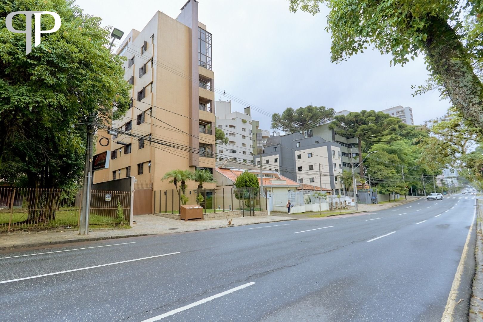 Apartamento no Cabral com lareira e sacada com churrasqueira. ...