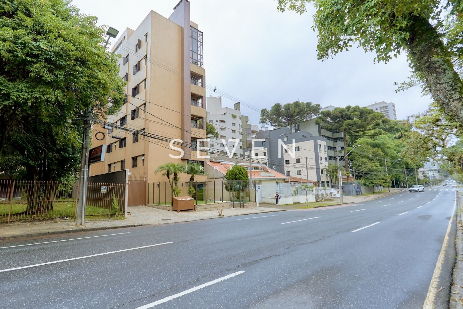 Apartamento no Cabral com lareira e sacada com churrasqueira. ...