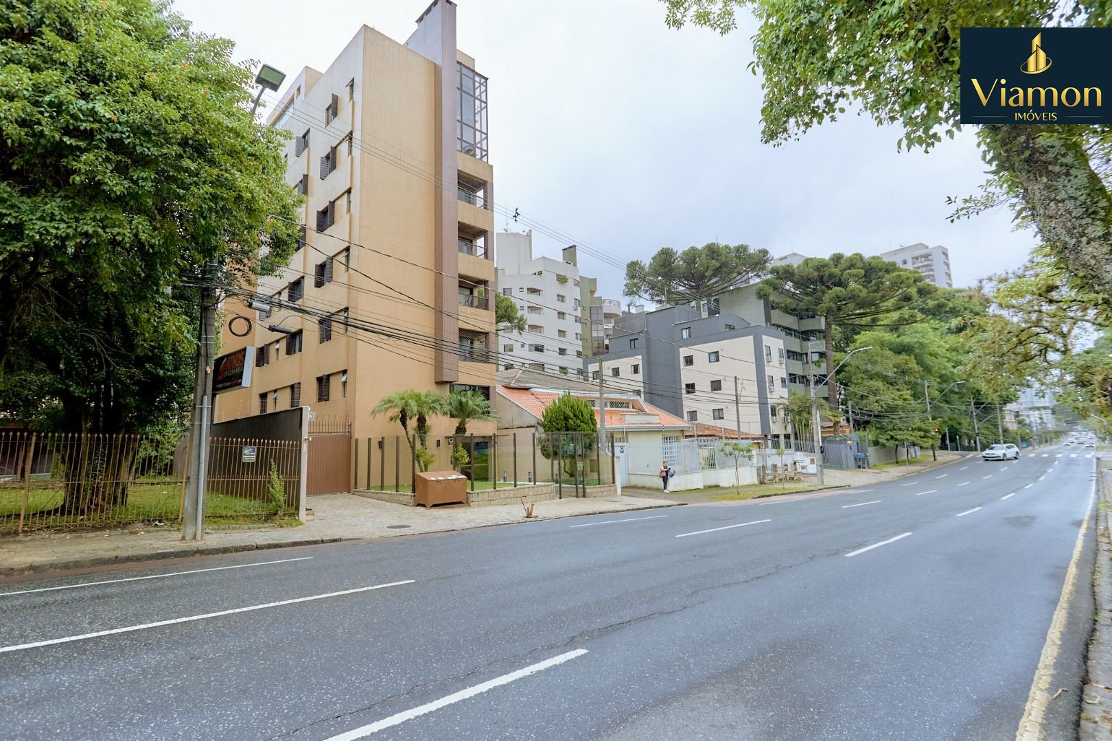 Apartamento no Cabral com lareira e sacada com churrasqueira. ...