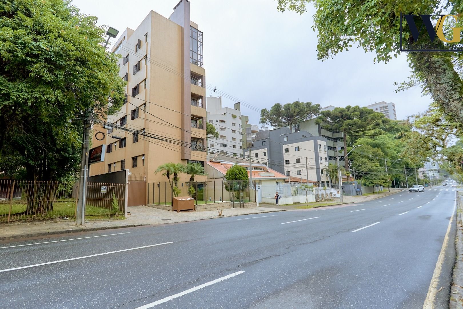 Apartamento no Cabral com lareira e sacada com churrasqueira. ...