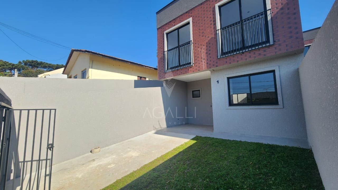 SOBRADO DE FRENTE PRA RUA NO SANTA CANTIDA