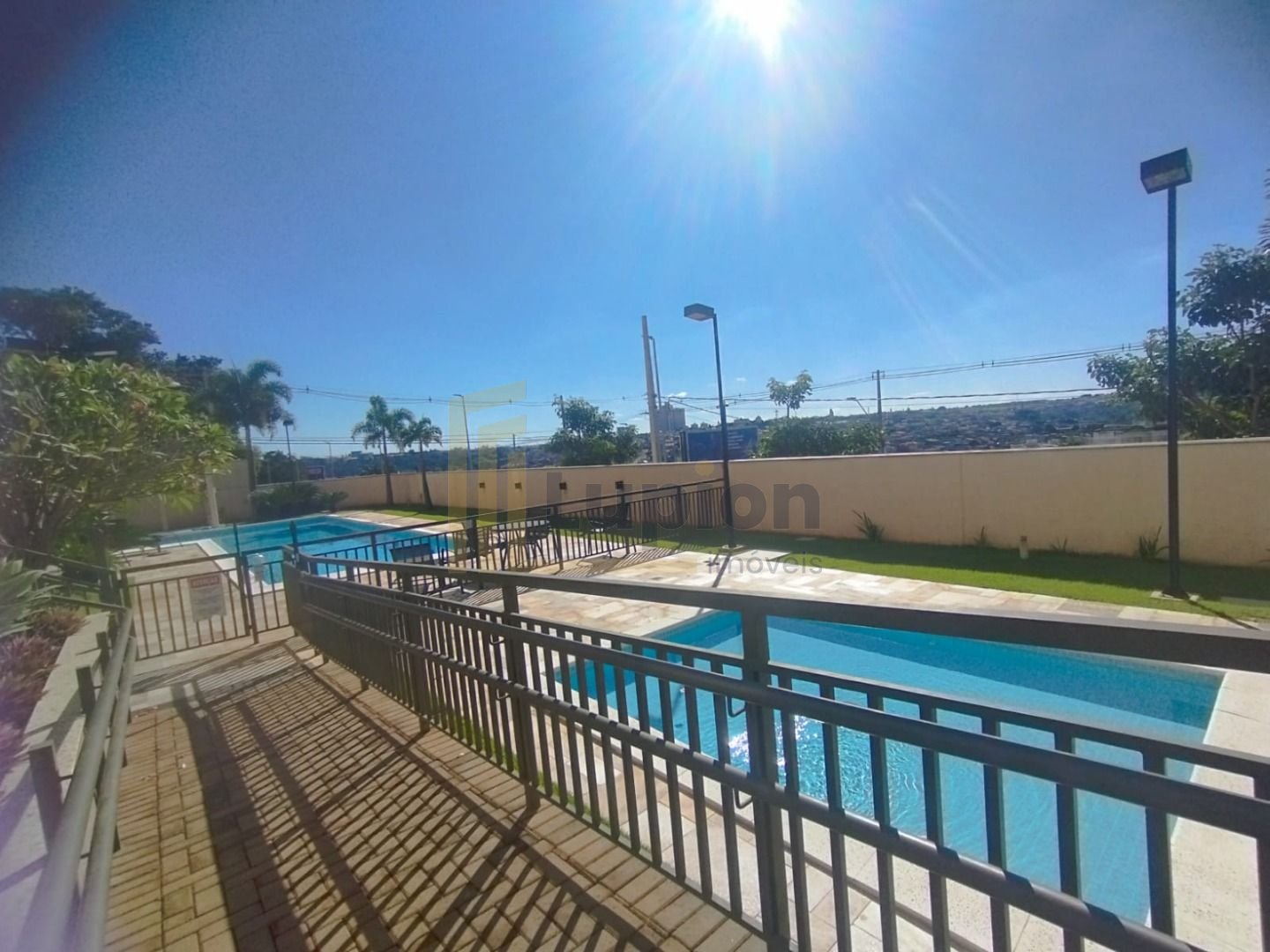 Apartamento com 2 dormitórios à venda, impecável por  R  395.0...