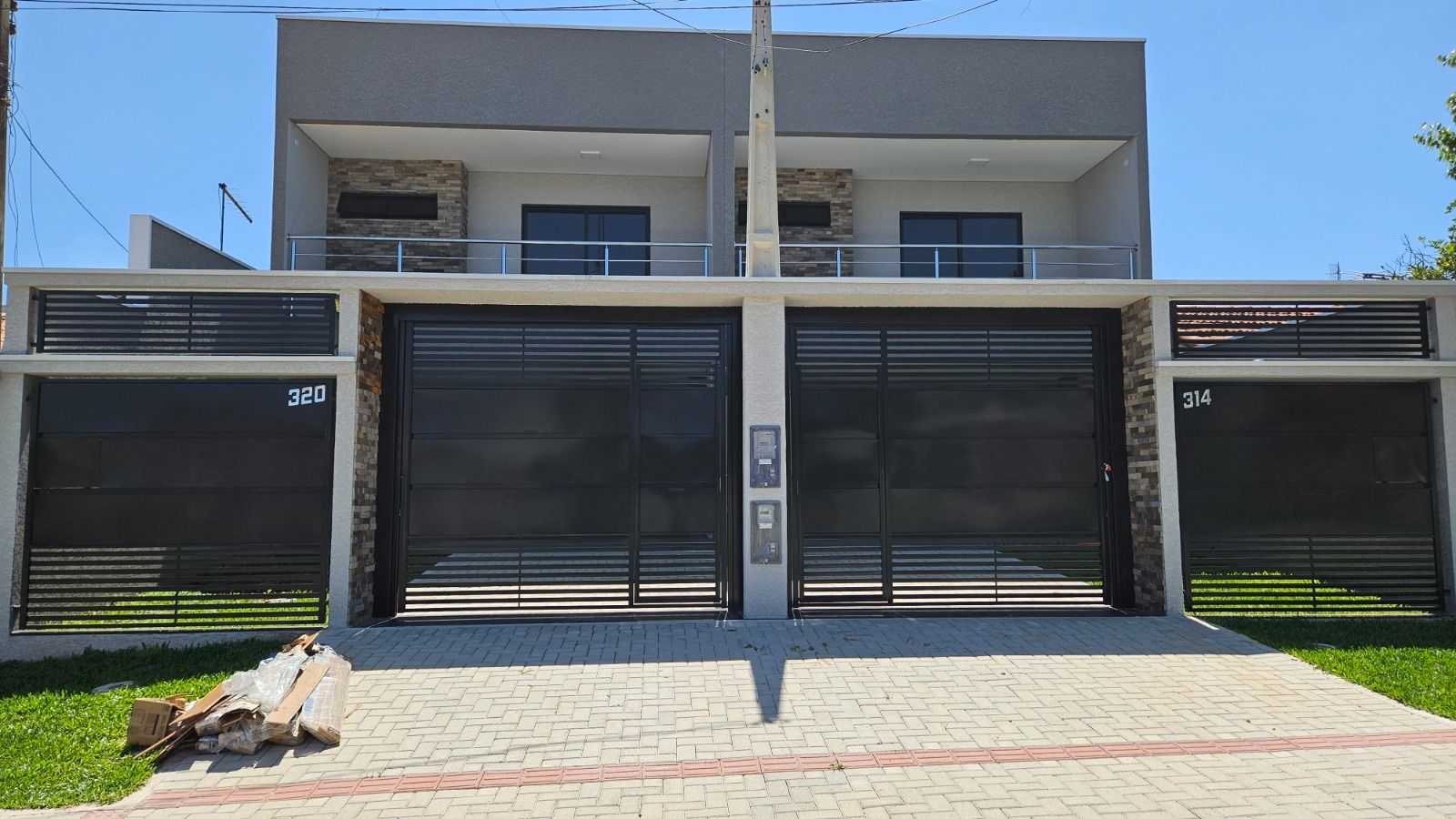 Sobrado 03 quartos, sendo 1 Suíte com hidromassagem em Araucária