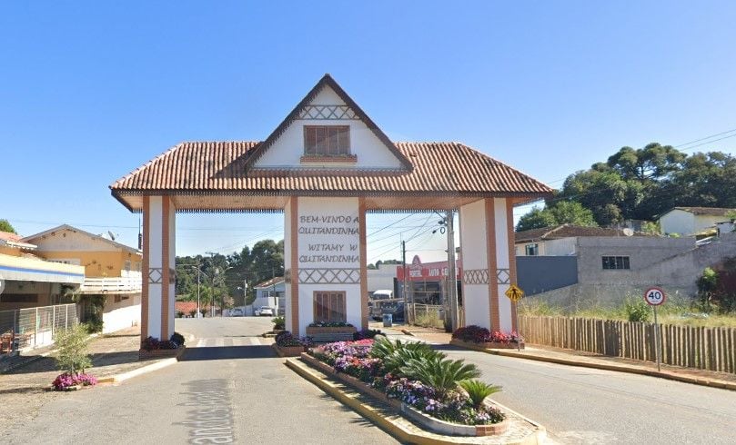 Chácara com Casa, Água Mineral e Amplo Pátio  Quitandinha Lapa