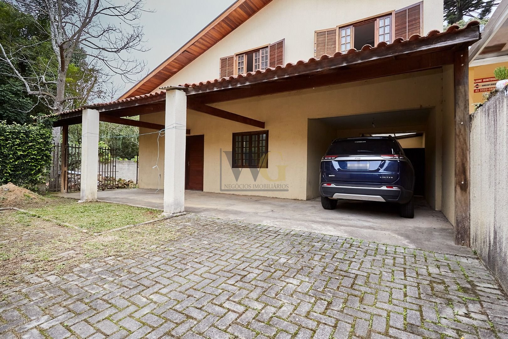 Casa ampla com suíte, edícula e varanda à venda na região do A...