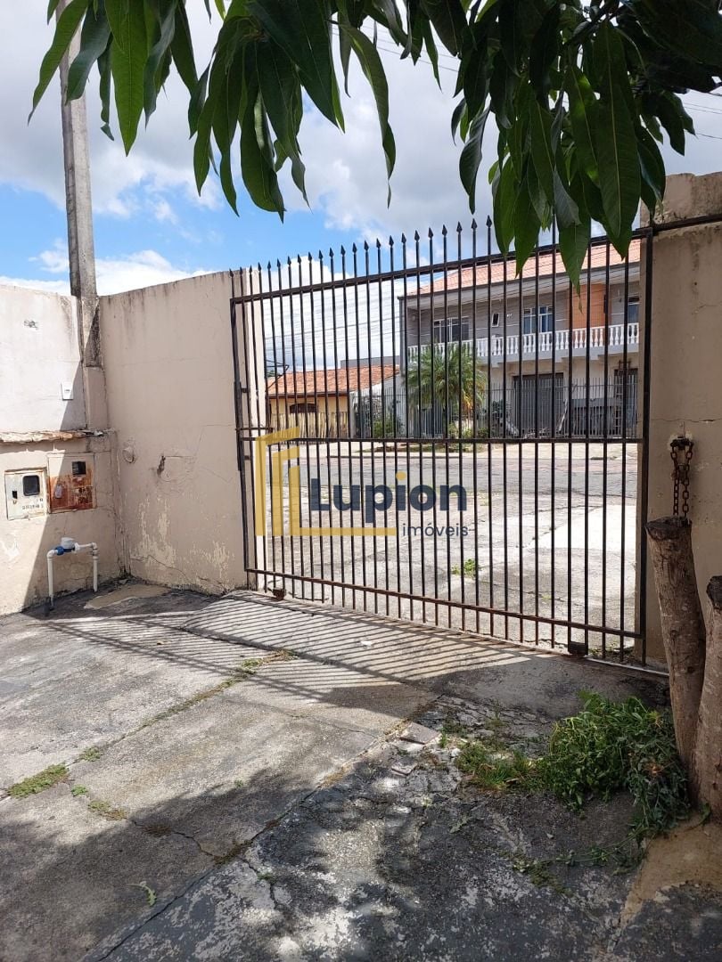 Confira essa oportunidade  casa com terreno plano no Pinheirinho.