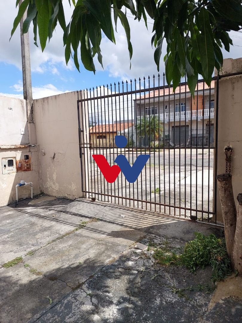 Confira essa oportunidade  casa com terreno plano no Pinheirinho.