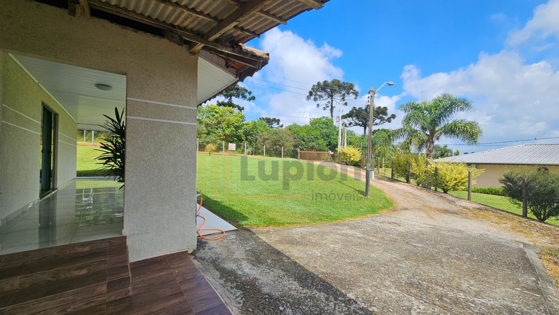 Viva no campo a 7km do centro  Chácara com casa, riacho e tanq...