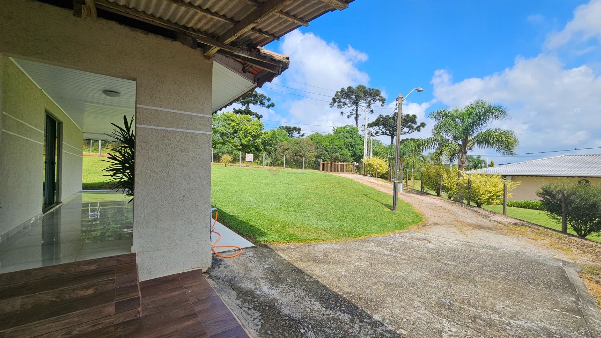 Viva no campo a 7km do centro  Ch?cara com casa, riacho e tanq...