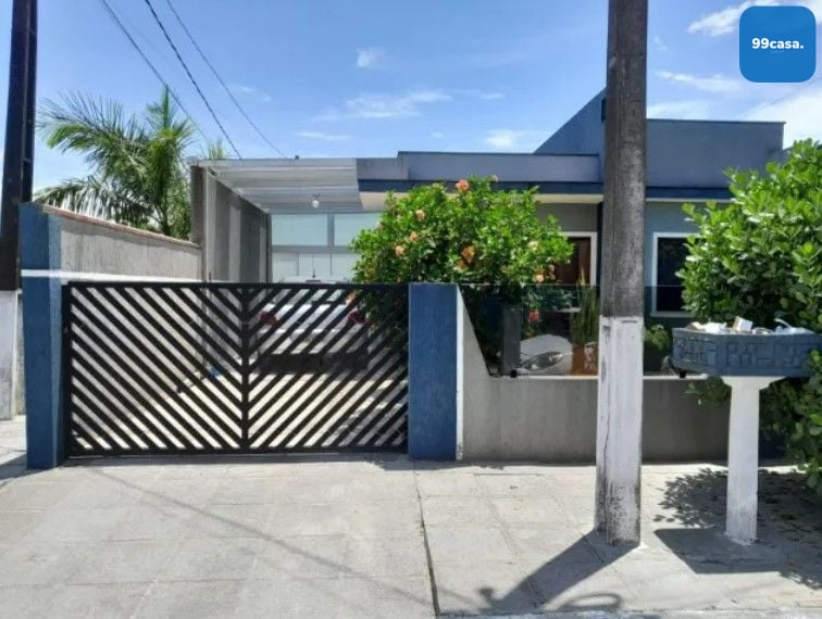 Casa à Venda a 500m do Mar com 2 Quartos, Churrasqueira e Garagem