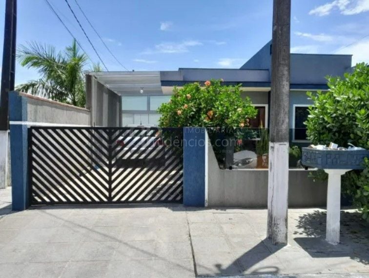 Casa à Venda a 500m do Mar com 2 Quartos, Churrasqueira e Garagem