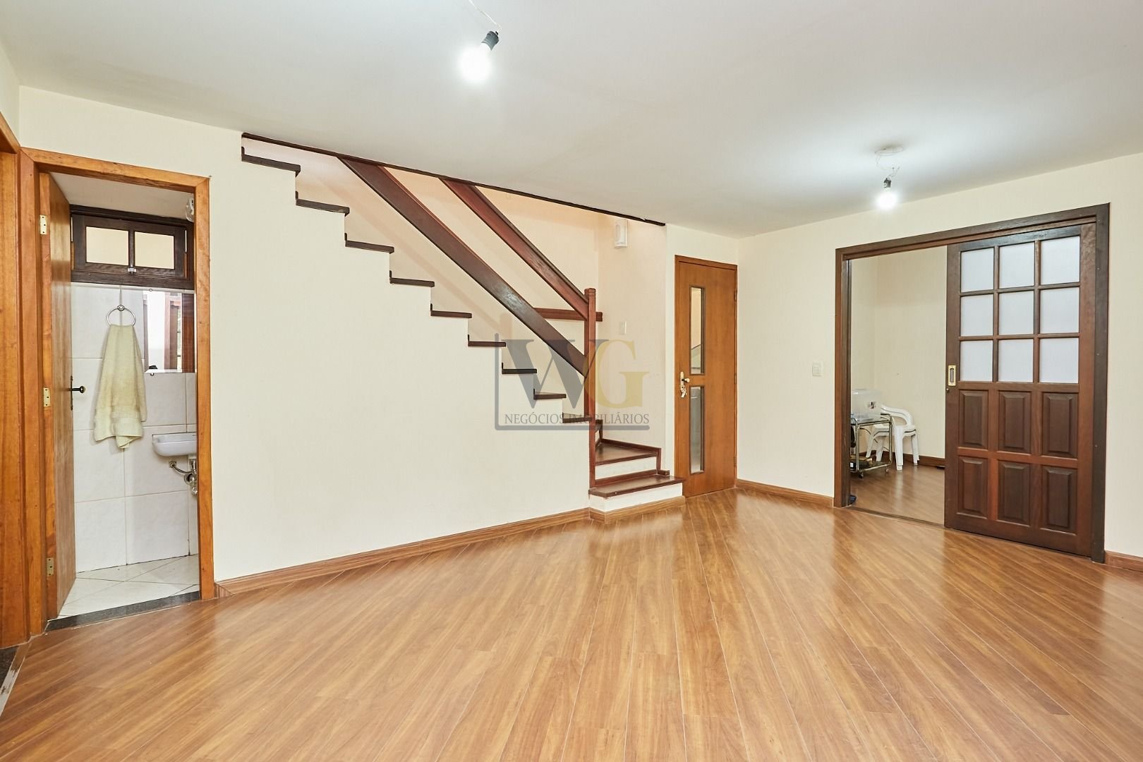 Casa ampla com suíte, edícula e varanda à venda na região do A...