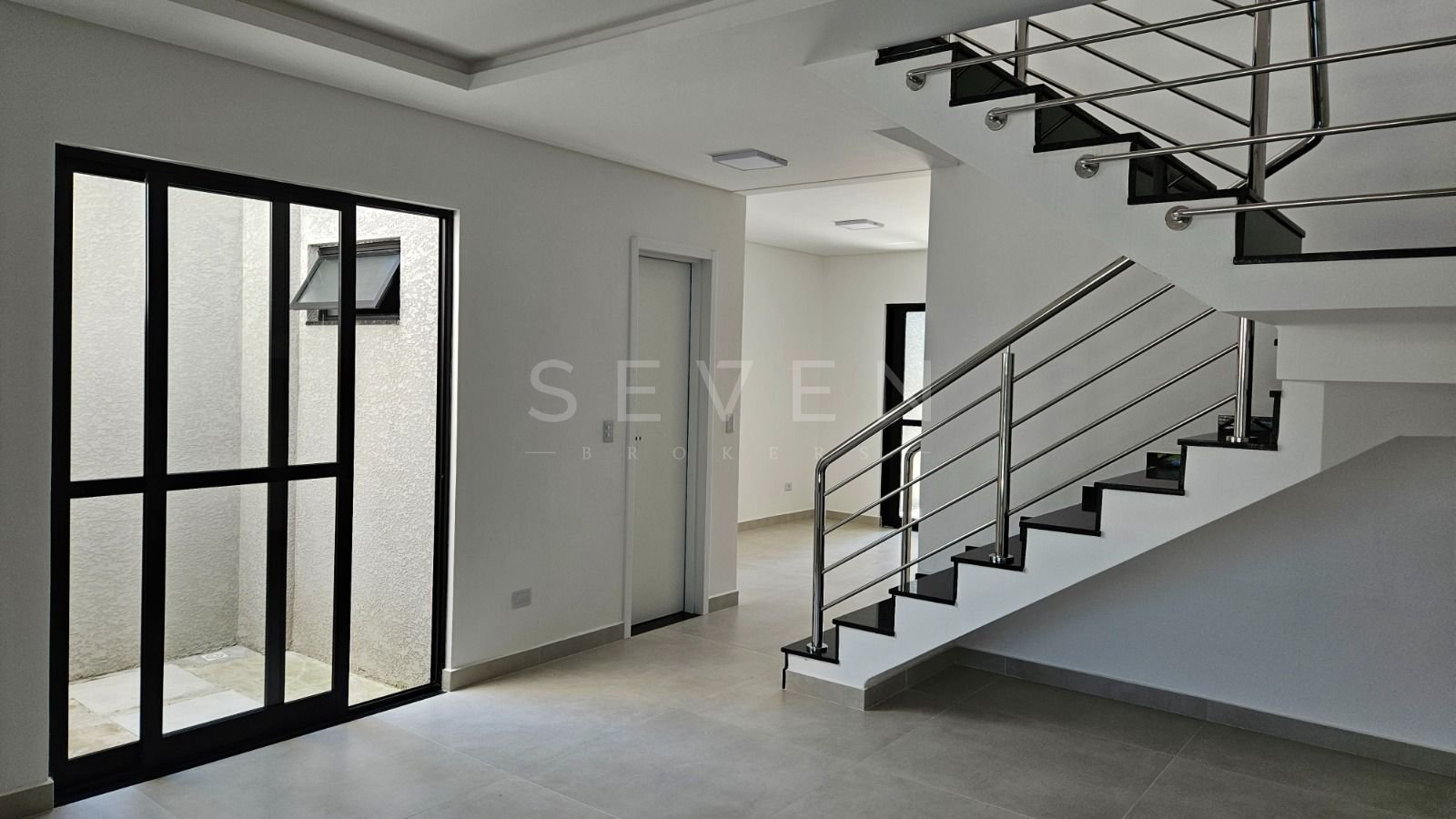 Sobrado Espaçoso com Suíte, Hidromassagem e Localização Privil...