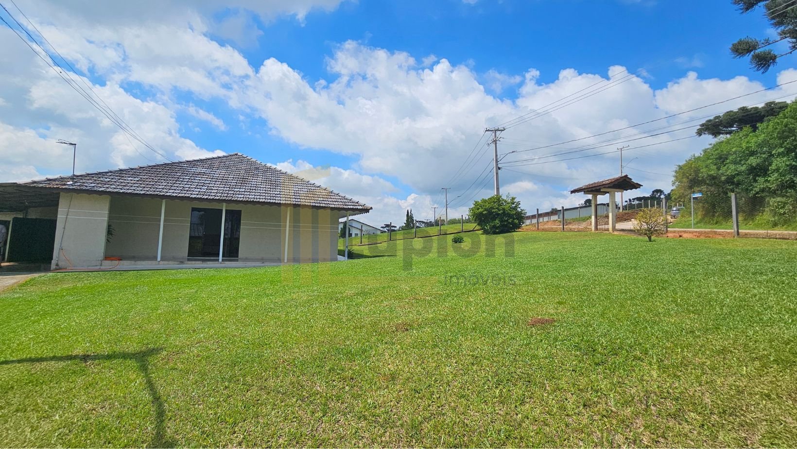 Viva no campo a 7km do centro  Chácara com casa, riacho e tanq...