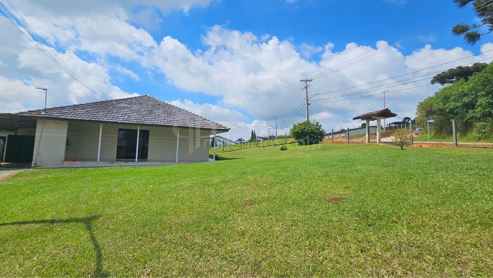 Viva no campo a 7km do centro  Chácara com casa, riacho e tanq...