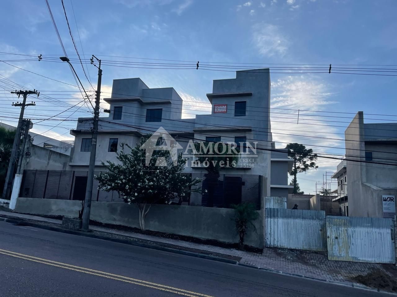 Sobrados Triplex a venda no Bairro Hauer valor de R  635.000