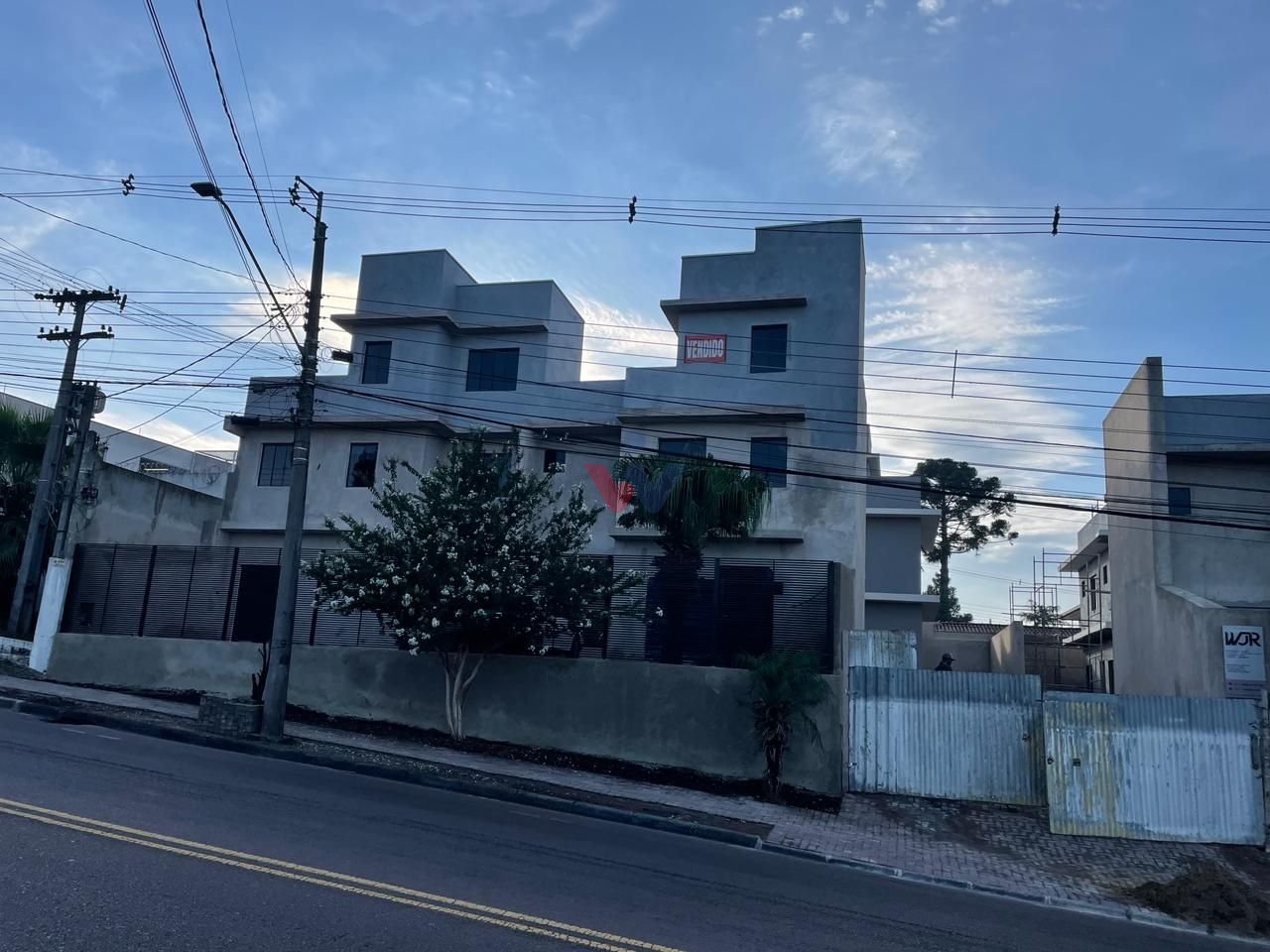 Sobrados Triplex a venda no Bairro Hauer valor de R  635.000