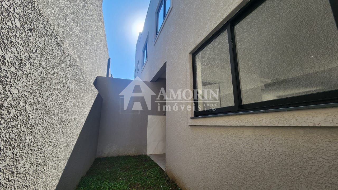 SOBRADO DE FRENTE PRA RUA NO SANTA CANTIDA