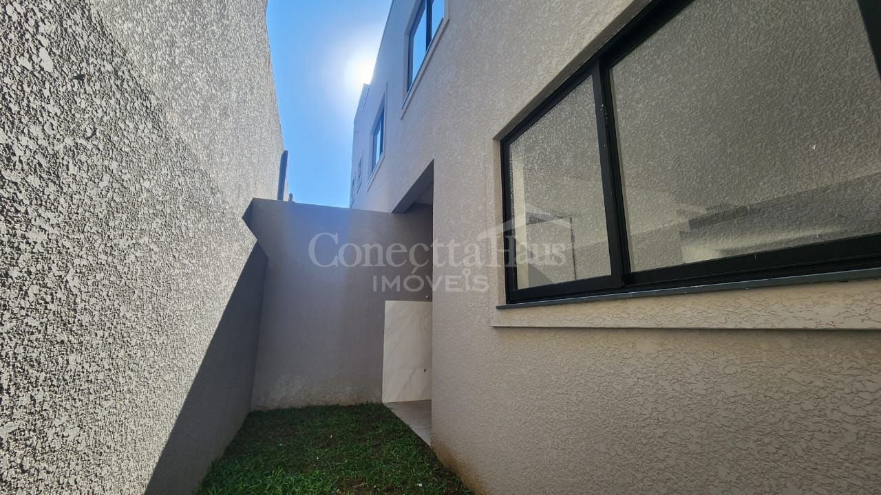 SOBRADO DE FRENTE PRA RUA NO SANTA CANTIDA