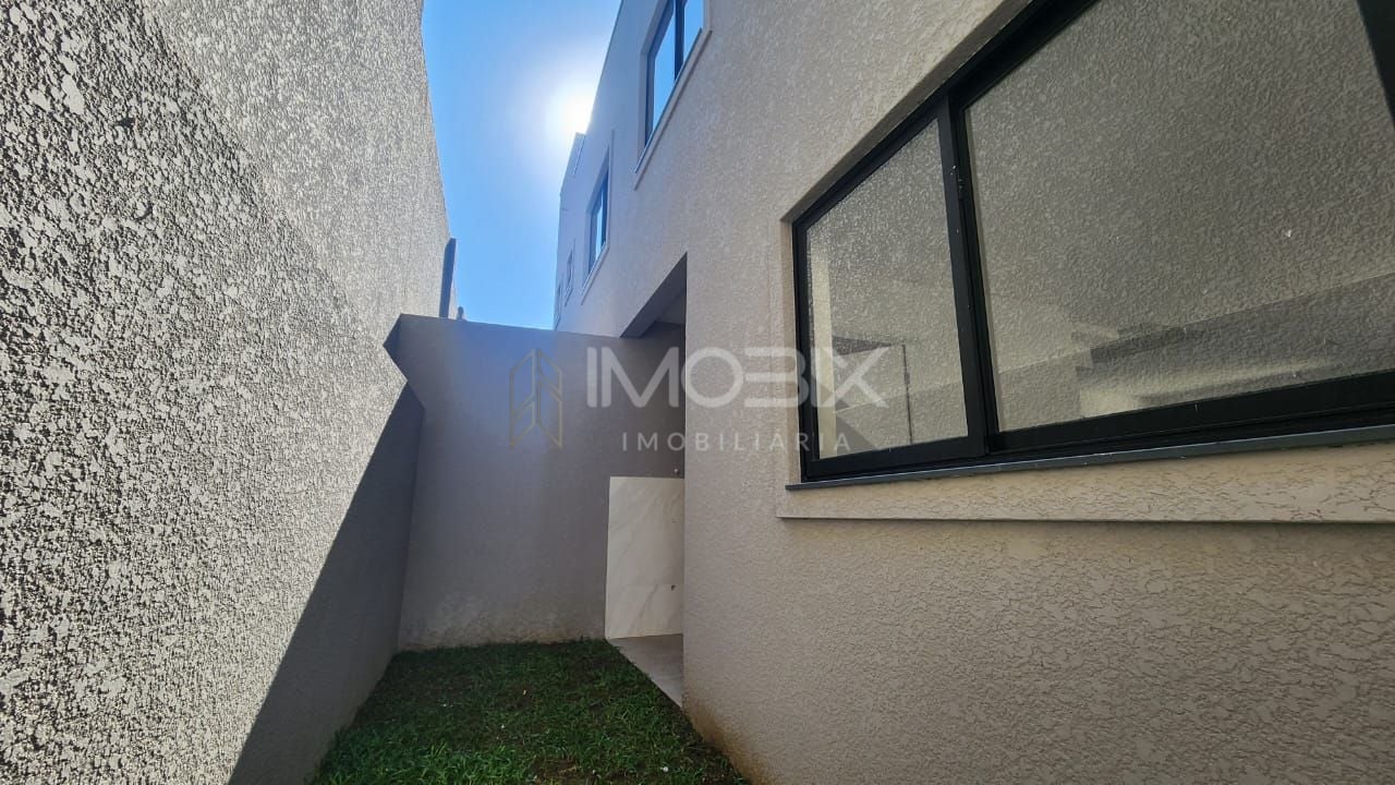 SOBRADO DE FRENTE PRA RUA NO SANTA CANTIDA