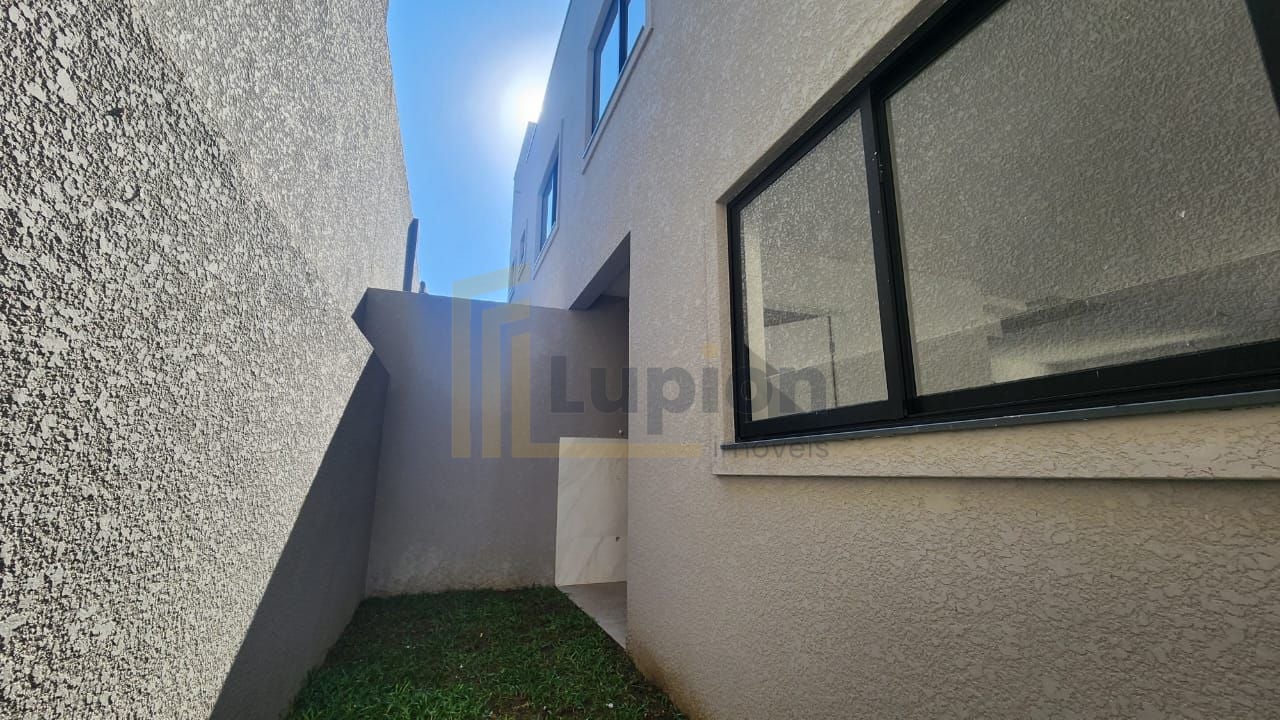 SOBRADO DE FRENTE PRA RUA NO SANTA CANTIDA
