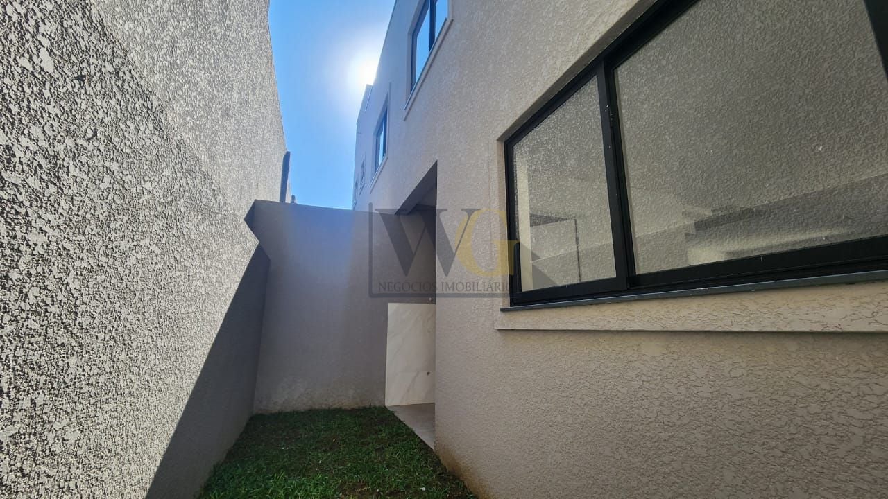 SOBRADO DE FRENTE PRA RUA NO SANTA CANTIDA