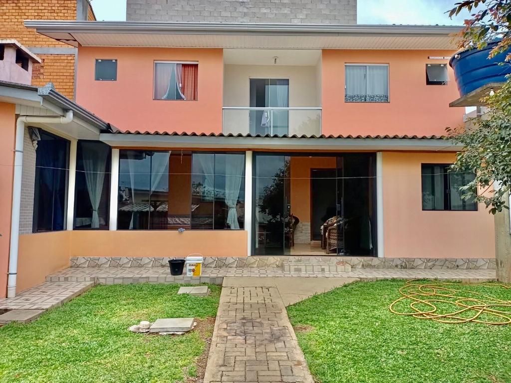 Imóvel com Duas Casas e Sobrado. Espaço, Conforto e Variedade para Família Grande