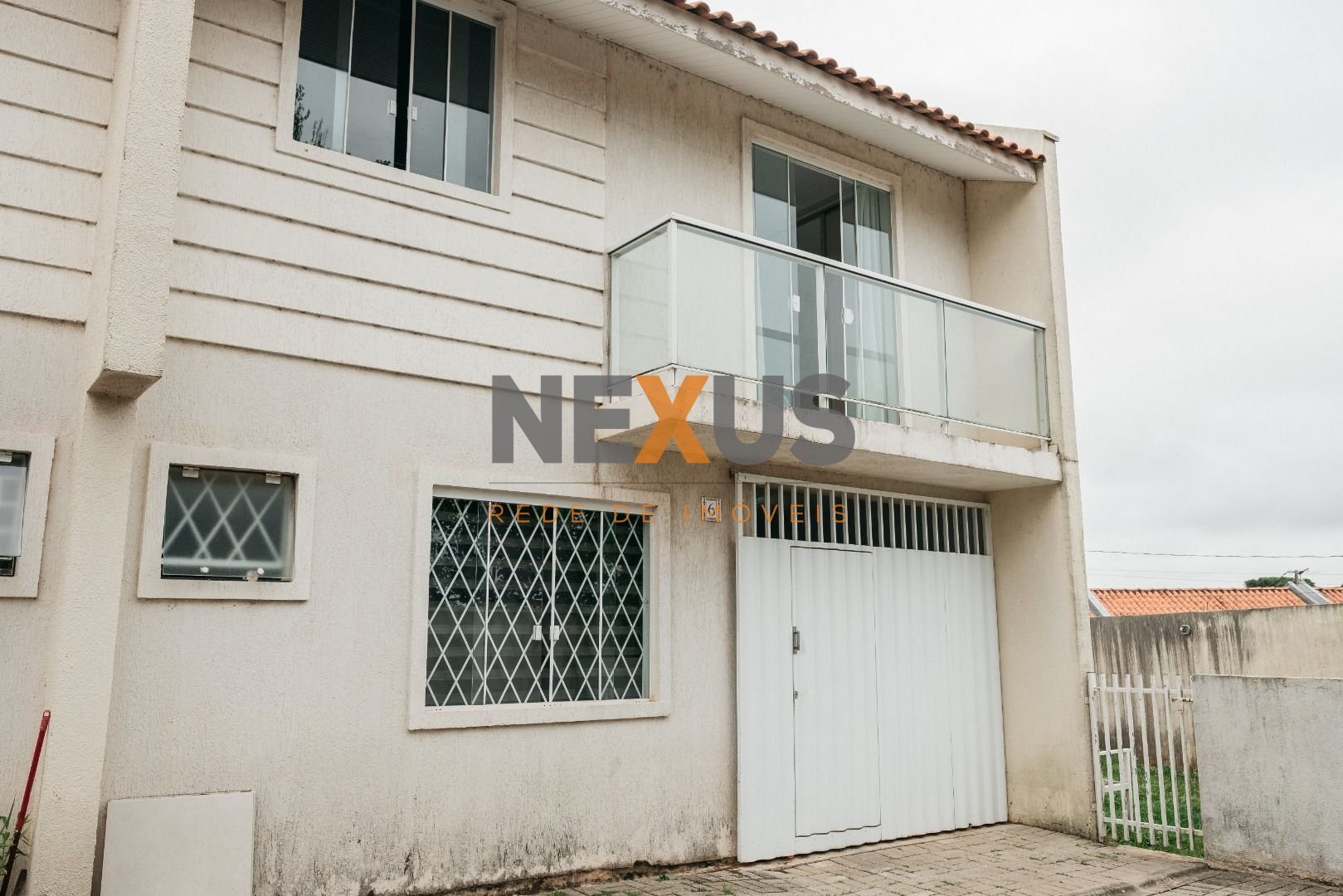 Sobrado com 3 vagas em região que mais cresce no PR, próximo a...