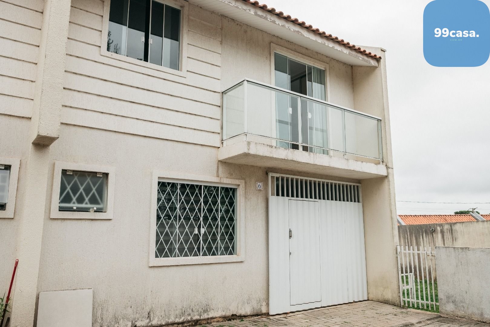 Sobrado com 3 vagas em região que mais cresce no PR, próximo a...
