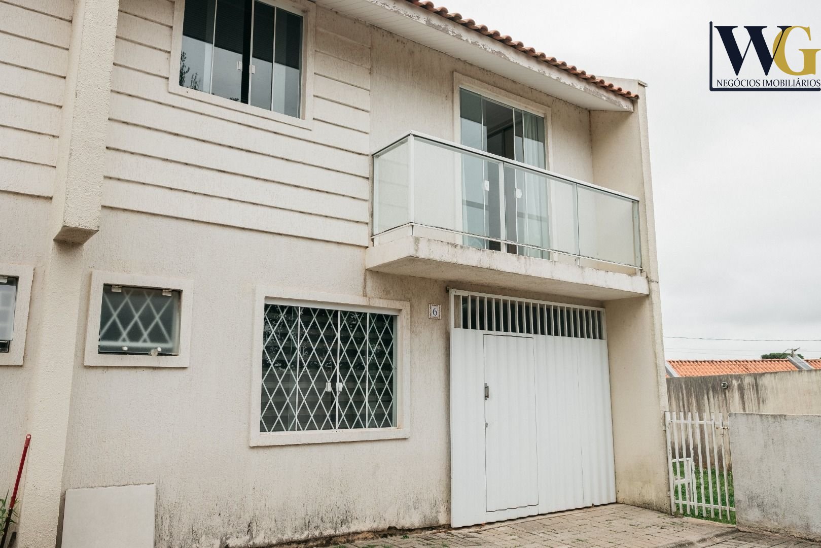 Sobrado com 3 vagas em região que mais cresce no PR, próximo a...