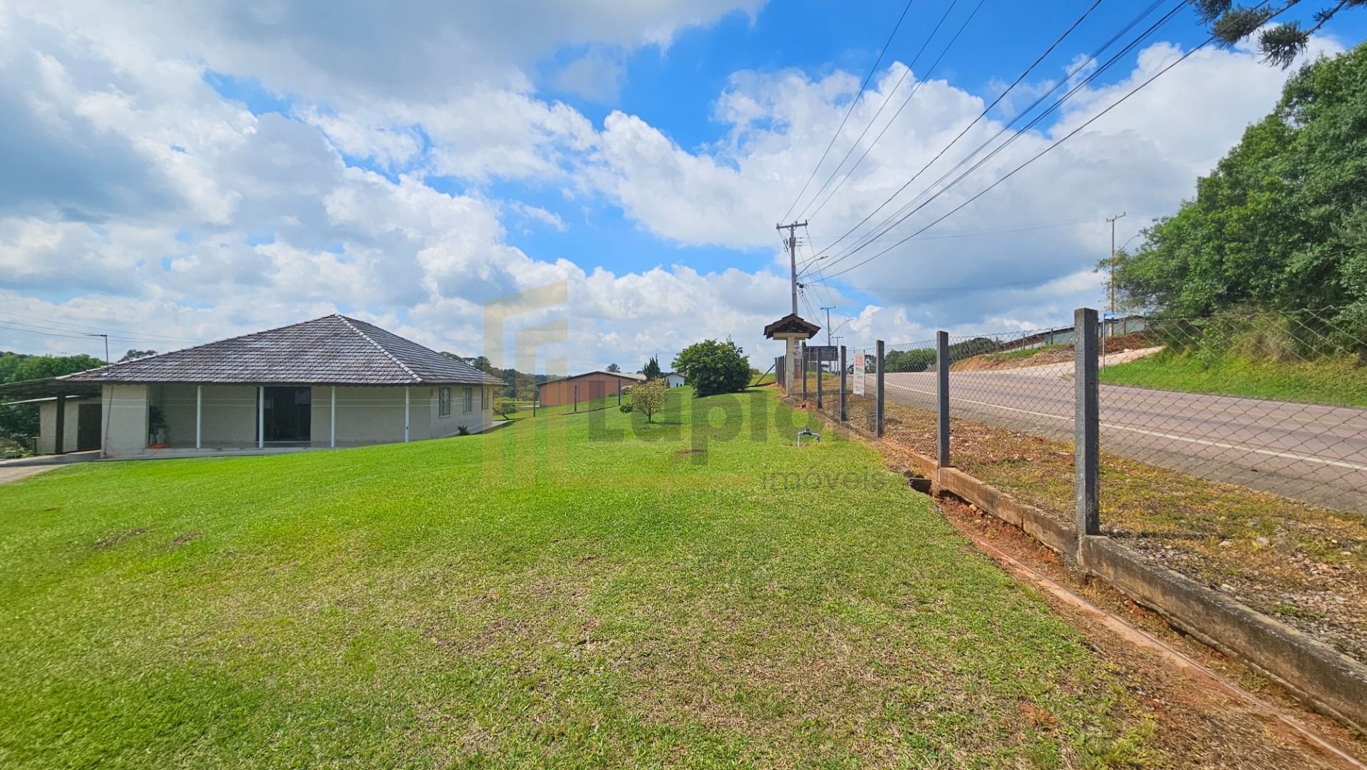 Viva no campo a 7km do centro  Chácara com casa, riacho e tanq...